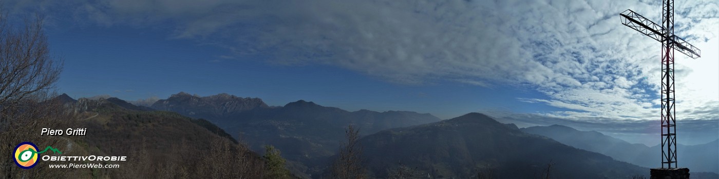 71 Alla croce del Pizzo di Spino (958 m) con vista verso i monti di Val Serina.jpg